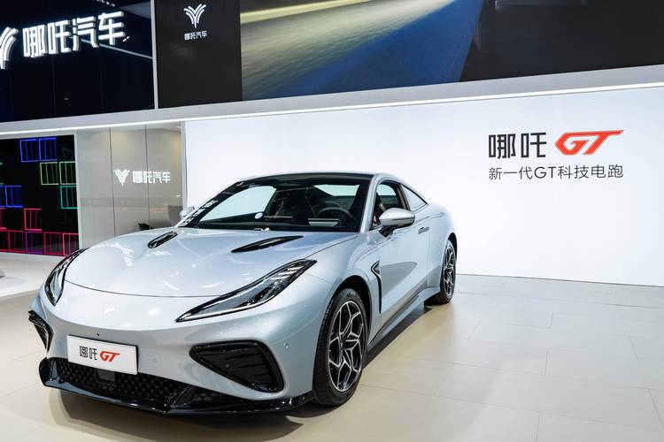 广州336哪吒汽车在智能汽车领域的表现，领途汽车在新能源汽车市场中的影响力